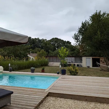 Avec Piscine Chauffee, Jardin Clos Et Wifi A - Fr-1-653-264 Baignes-Sainte-Radegonde
