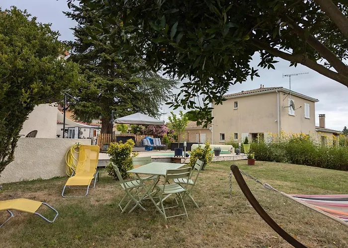 Avec Piscine Chauffée, Jardin Clos Et Wifi à - Fr-1-653-264 * Baignes-Sainte-Radegonde