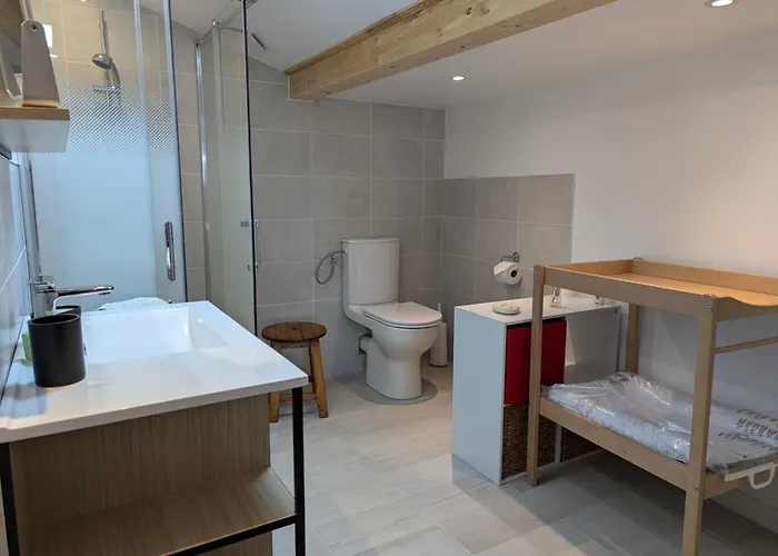 Avec Piscine Chauffée, Jardin Clos Et Wifi à - Fr-1-653-264