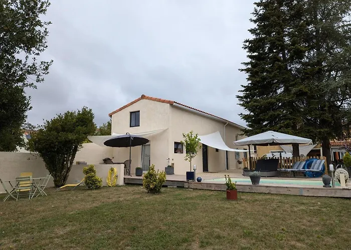 Сasa de vacaciones Avec Piscine Chauffée, Jardin Clos Et Wifi à - Fr-1-653-264 Baignes-Sainte-Radegonde