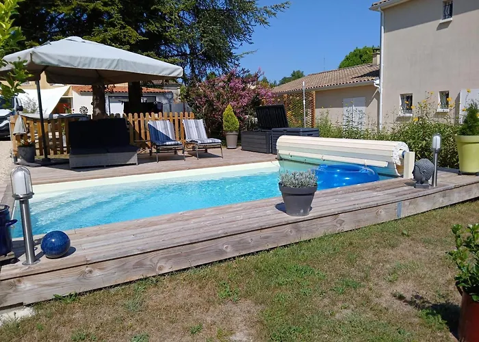 Avec Piscine Chauffée, Jardin Clos Et Wifi à - Fr-1-653-264