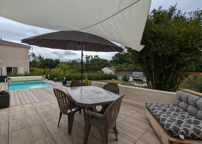 Avec Piscine Chauffée, Jardin Clos Et Wifi à - Fr-1-653-264 *