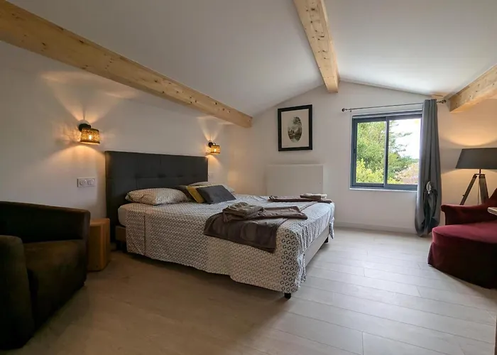 Avec Piscine Chauffée, Jardin Clos Et Wifi à - Fr-1-653-264 Baignes-Sainte-Radegonde