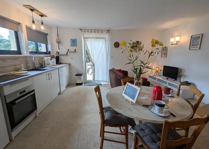 Avec Piscine Chauffée, Jardin Clos Et Wifi à - Fr-1-653-264 * Baignes-Sainte-Radegonde