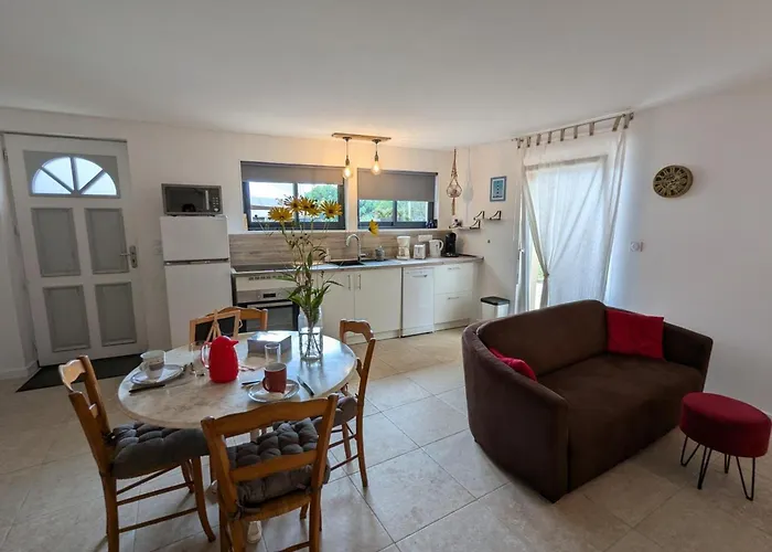 Сasa de vacaciones Avec Piscine Chauffée, Jardin Clos Et Wifi à - Fr-1-653-264 Baignes-Sainte-Radegonde