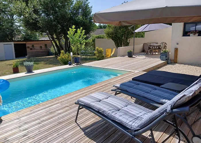 Avec Piscine Chauffée, Jardin Clos Et Wifi à - Fr-1-653-264 Baignes-Sainte-Radegonde