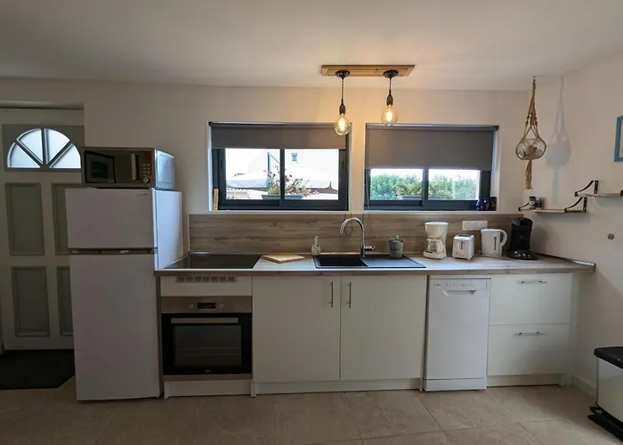 Avec Piscine Chauffée, Jardin Clos Et Wifi à - Fr-1-653-264